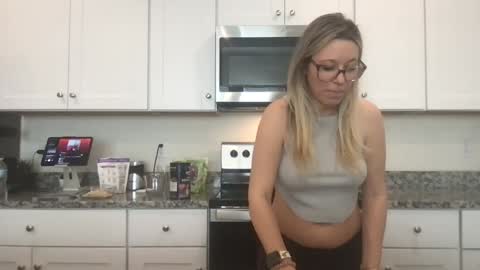 Snapshot of texas_blonde chatting on October 24, 6:48 pm Daphne Summers online show from October 24, 6:48 pm