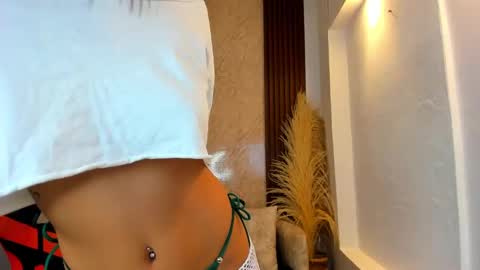 Snapshot of thais_kim chatting on October 1, 9:42 pm Sweet Thais online show from October 1, 9:42 pm