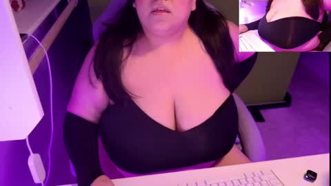 TheBouncingBetty online show from May 17, 2:44 am