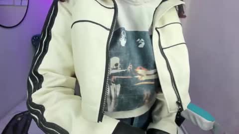 Snapshot of theia_moon_ chatting on October 13, 12:52 pm Theia online show from October 13, 12:52 pm