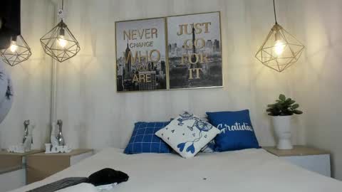 Snapshot of theia_moon_ chatting on December 5, 12:44 pm Theia online show from December 5, 12:44 pm