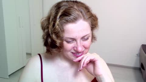 Snapshot of theladysblush chatting on December 21, 6:52 am Ella online show from December 21, 6:52 am