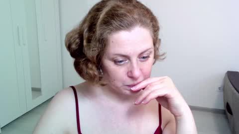 Snapshot of theladysblush chatting on December 20, 9:32 am Ella online show from December 20, 9:32 am