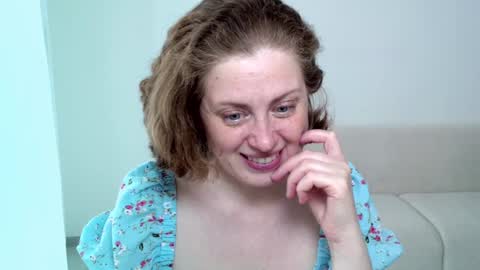 Snapshot of theladysblush chatting on March 2, 8:27 am Ella online show from March 2, 8:27 am