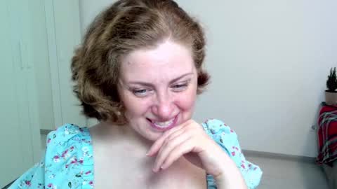 Snapshot of theladysblush chatting on January 5, 11:04 am Ella online show from January 5, 11:04 am