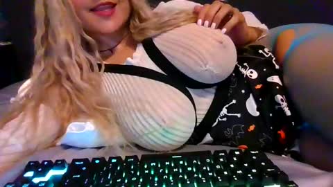 Snapshot of thepeachprincess chatting on October 2, 5:18 pm the peach princess online show from October 2, 5:18 pm