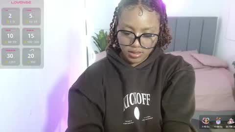 Snapshot of thiana_tay chatting on October 3, 2:38 am thiana online show from October 3, 2:38 am