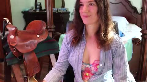 ThornburyRose online show from February 4, 8:01 pm