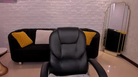 Snapshot of tiffannysins chatting on October 12, 3:53 am Tiffanny Sins online show from October 12, 3:53 am