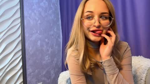 Snapshot of tiffanyhunt chatting on December 13, 7:21 pm Tiffany online show from December 13, 7:21 pm