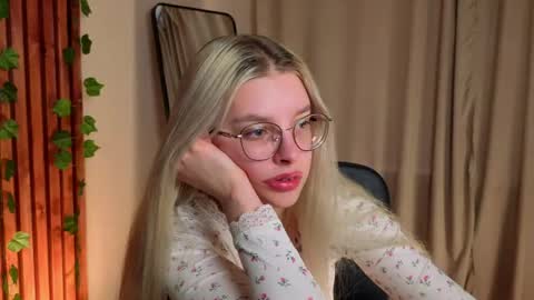 tiffanypeach online show from April 14, 10:37 am