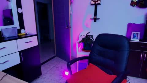 I AM BELLA  ----------- follow my  IG  TINNS 69 online show from January 8, 2:03 am