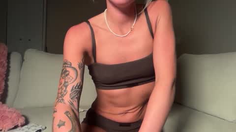 tinytayy online show from June 3, 3:40 am