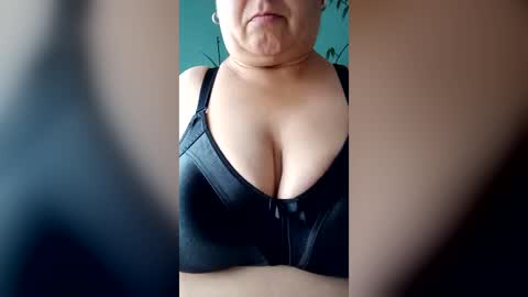 tittenzeigend8 online show from August 3, 11:27 am
