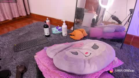   Independent model online show from March 10, 2:15 am