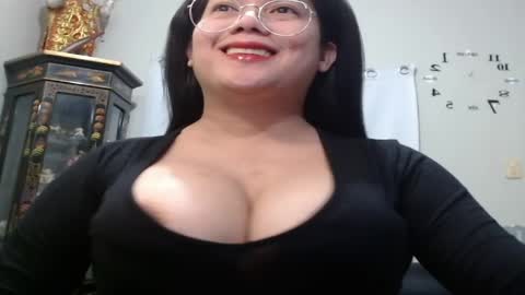 travelergirl online show from June 4, 11:58 am