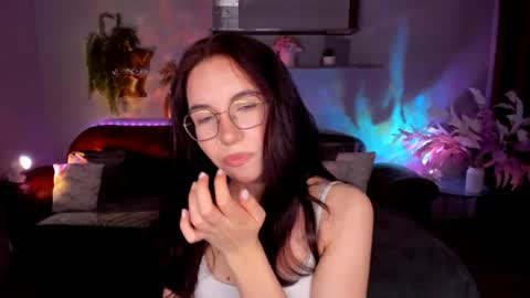 TriciaDaisy online show from July 6, 9:25 am