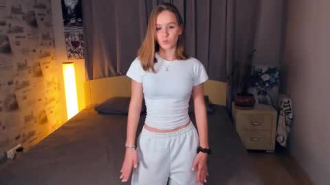 Snapshot of trinahillier chatting on October 13, 6:21 pm Bubbles online show from October 13, 6:21 pm