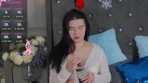 Snapshot of trisha_winslet chatting on December 17, 3:39 pm trisha_winslet online show from December 17, 3:39 pm