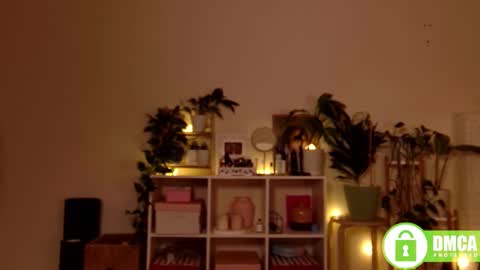 Snapshot of twix_girl chatting on December 24, 6:50 pm Stranger online show from December 24, 6:50 pm