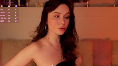 Una  online show from March 18, 9:25 am