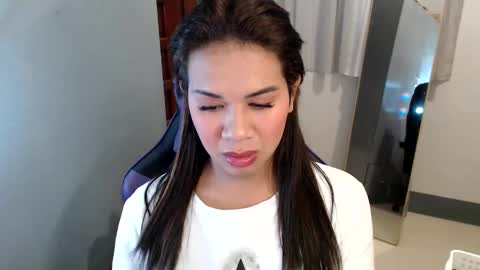 Snapshot of ur_cutiesthotasianxx chatting on January 2, 12:46 pm Vee online show from January 2, 12:46 pm