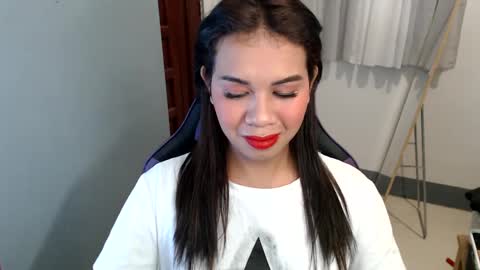 Snapshot of ur_cutiesthotasianxx chatting on January 1, 3:57 pm Vee online show from January 1, 3:57 pm