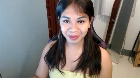 Snapshot of ur_cutiesthotasianxx chatting on December 27, 1:53 am Vee online show from December 27, 1:53 am