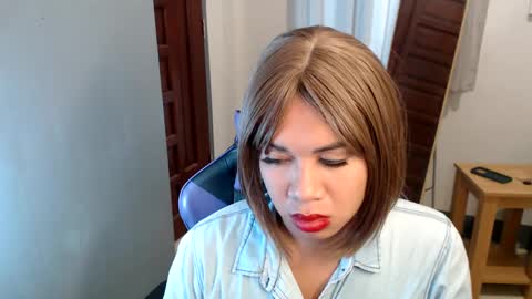Snapshot of ur_cutiesthotasianxx chatting on January 23, 3:43 pm Vee online show from January 23, 3:43 pm