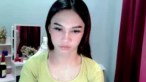 Kira Nicole online show from December 19, 4:37 am