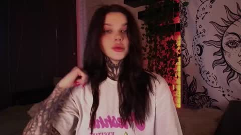 Snapshot of uwu_eva chatting on December 21, 10:39 am Eva online show from December 21, 10:39 am