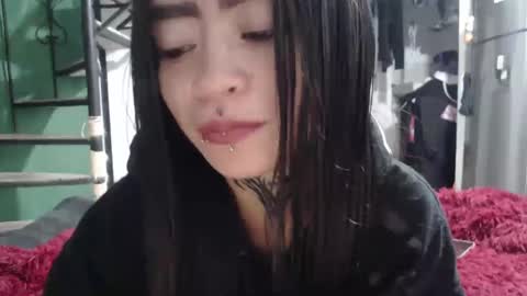 Snapshot of vaiolet_miss chatting on October 14, 5:32 am vaiolet online show from October 14, 5:32 am