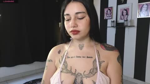 Snapshot of val_bardot1 chatting on February 17, 7:25 am first of all... who are u online show from February 17, 7:25 am