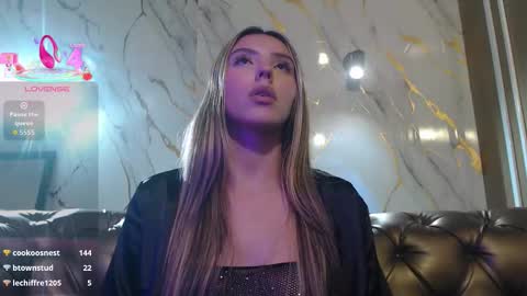 Snapshot of valentina_red18 chatting on October 5, 6:24 pm Valentina online show from October 5, 6:24 pm
