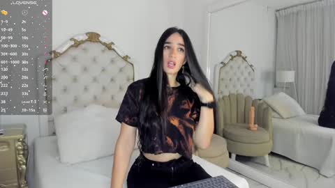 Snapshot of valentina_ross_ chatting on January 5, 11:48 am Valentina online show from January 5, 11:48 am
