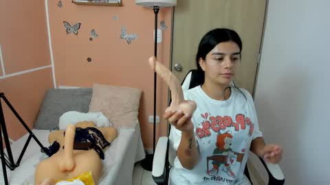 Snapshot of valerihouse chatting on December 28, 10:13 pm Juli C online show from December 28, 10:13 pm