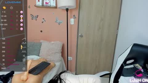 Snapshot of valerihouse chatting on February 6, 10:43 pm Juli C online show from February 6, 10:43 pm