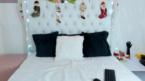 Snapshot of valerik_cano chatting on December 24, 2:33 pm valeria111111 online show from December 24, 2:33 pm