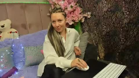 Snapshot of valleriwind chatting on January 12, 2:30 pm ValleriWind online show from January 12, 2:30 pm