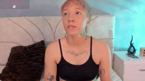vane_grey online show from June 26, 7:59 pm