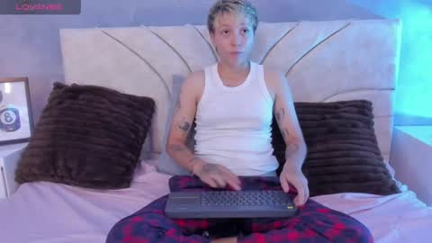 vane_grey online show from June 6, 8:15 pm