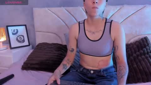 vane_grey online show from May 26, 9:03 pm