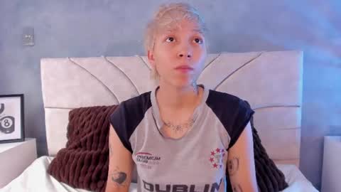 vane_grey online show from July 25, 4:58 pm
