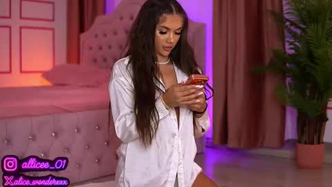 Snapshot of vanessasimon chatting on October 7, 8:30 am Vanessa Simon online show from October 7, 8:30 am