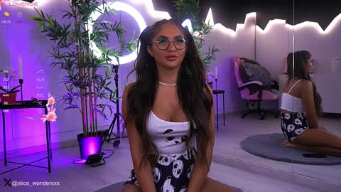 Snapshot of vanessasimon chatting on January 9, 6:17 am Vanessa Simon online show from January 9, 6:17 am
