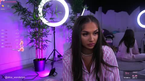 Snapshot of vanessasimon chatting on January 19, 6:31 am Vanessa Simon online show from January 19, 6:31 am
