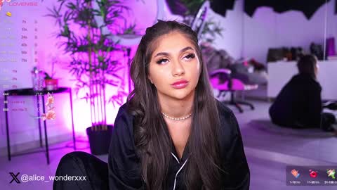 Snapshot of vanessasimon chatting on February 2, 6:37 am Vanessa Simon online show from February 2, 6:37 am
