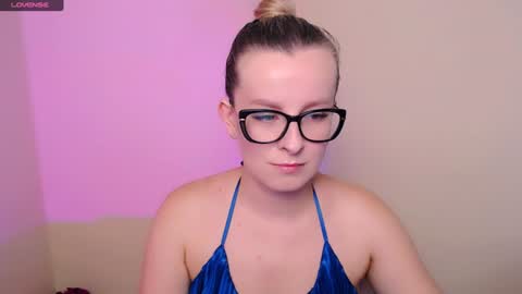 Mia online show from June 15, 1:33 pm