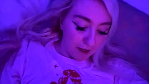 vanillapuddingpie online show from April 9, 4:04 am