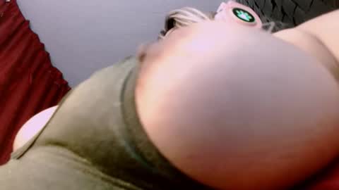 Snapshot of vanne_amet chatting on September 13, 2:19 am free follow me online show from September 13, 2:19 am